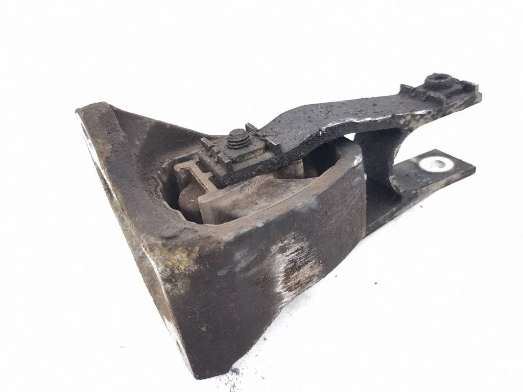 Engine mount bracket 31339951