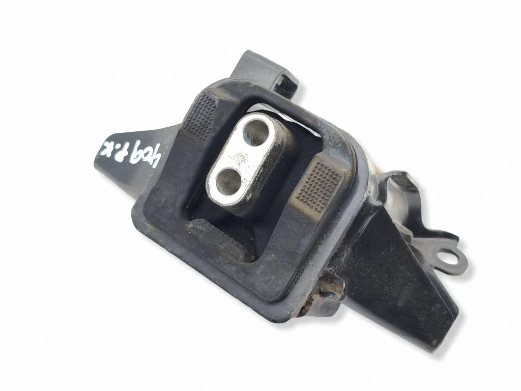 Engine mount bracket 870K4000