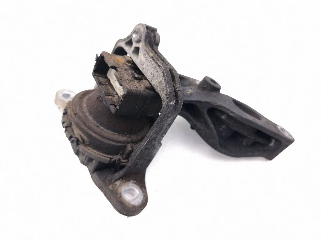 Engine mount bracket 112101360R