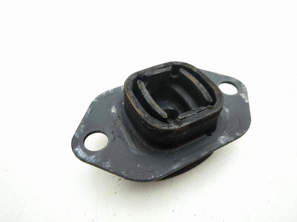 Engine mount bracket 112206PB0A
