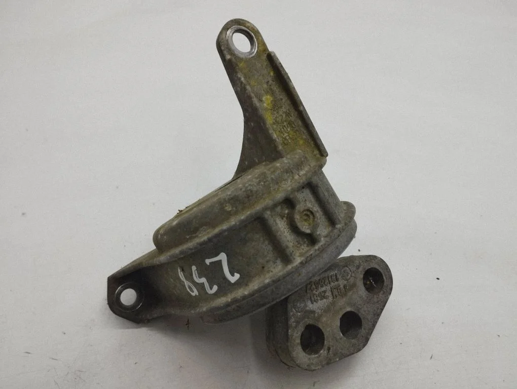 Engine mount bracket 13125623
