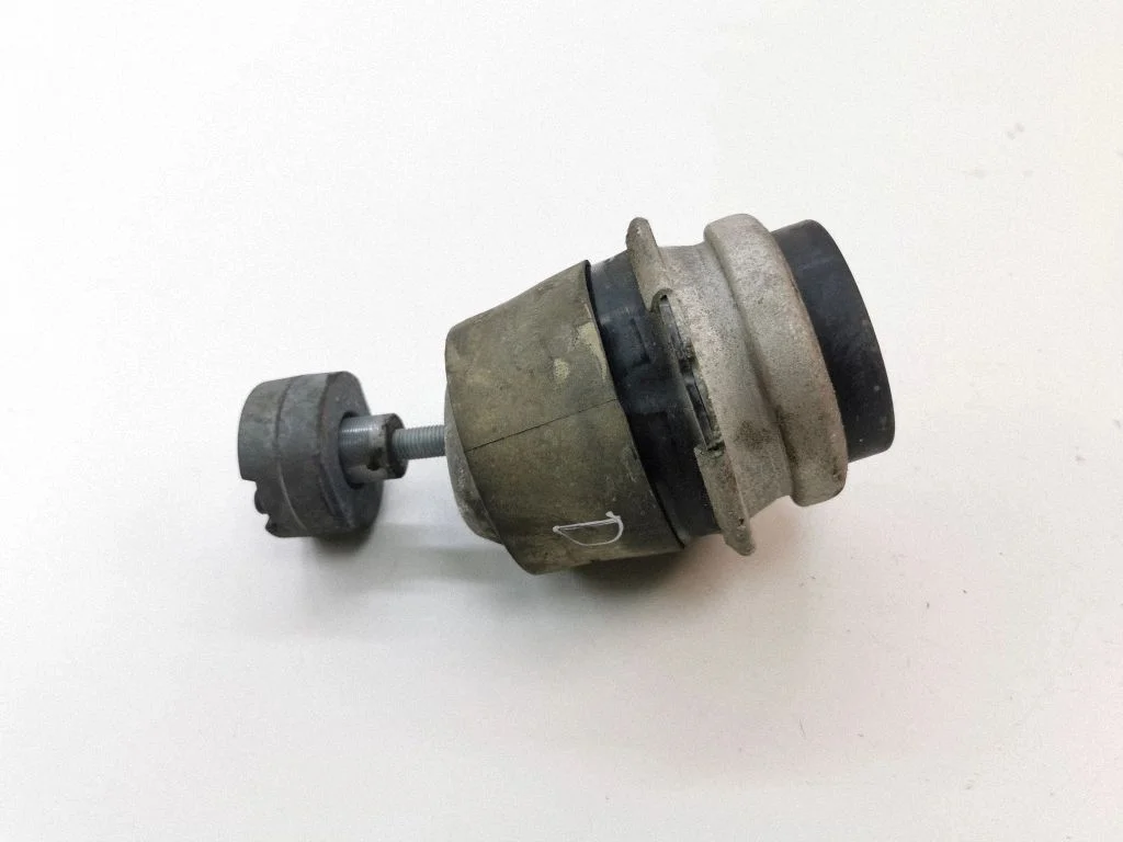 Engine mount bracket 7L8199131A