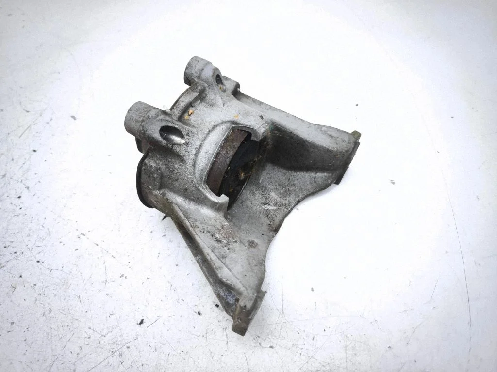 Engine mount bracket