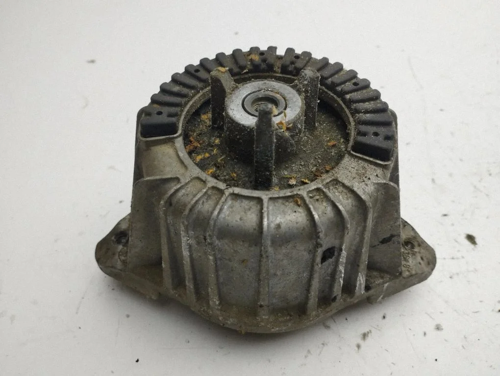 Engine mount bracket A2042400217