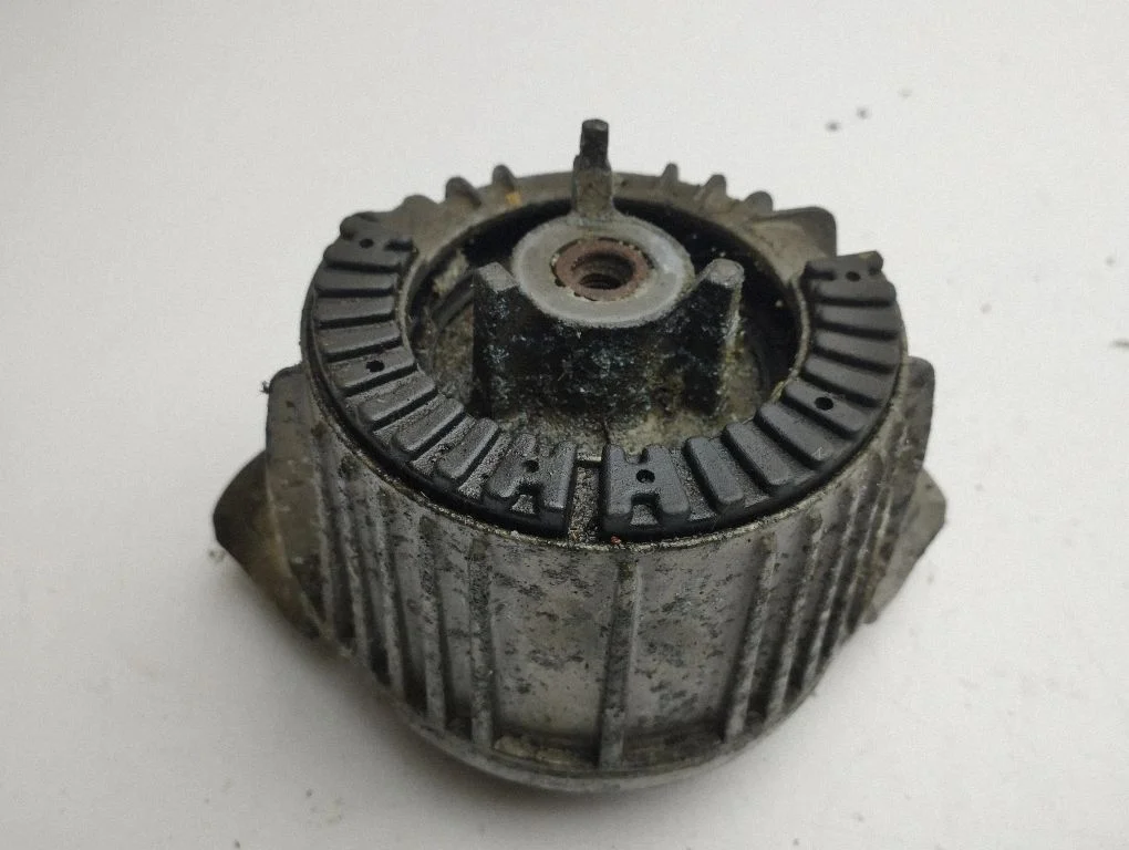 Engine mount bracket A2042400317