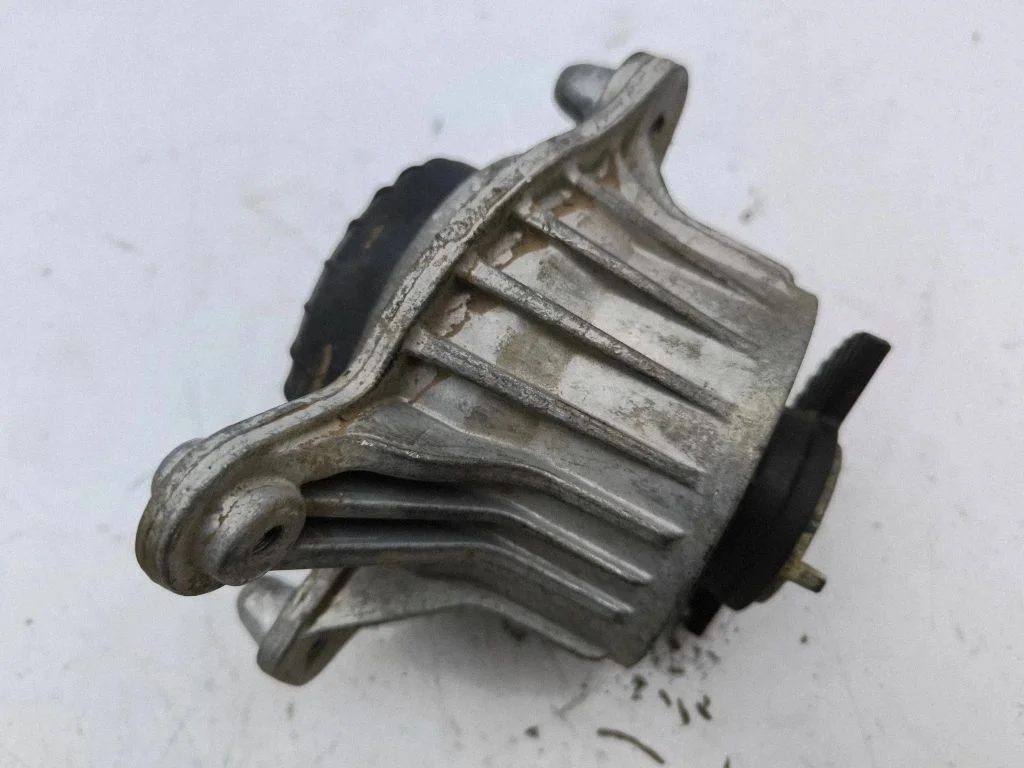 Engine mount bracket A2132400600