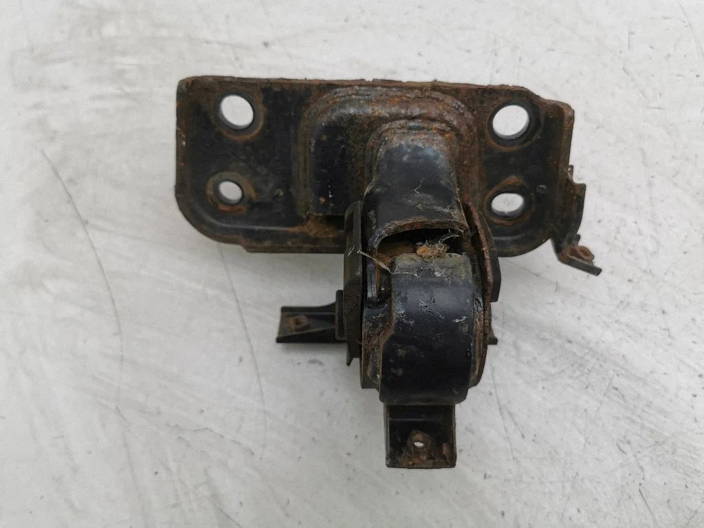 Engine mount bracket