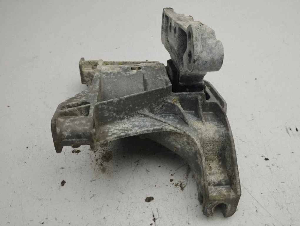 Engine mount bracket