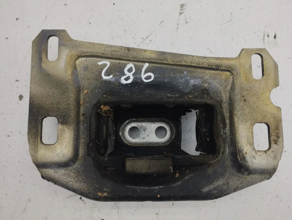 Engine mount bracket
