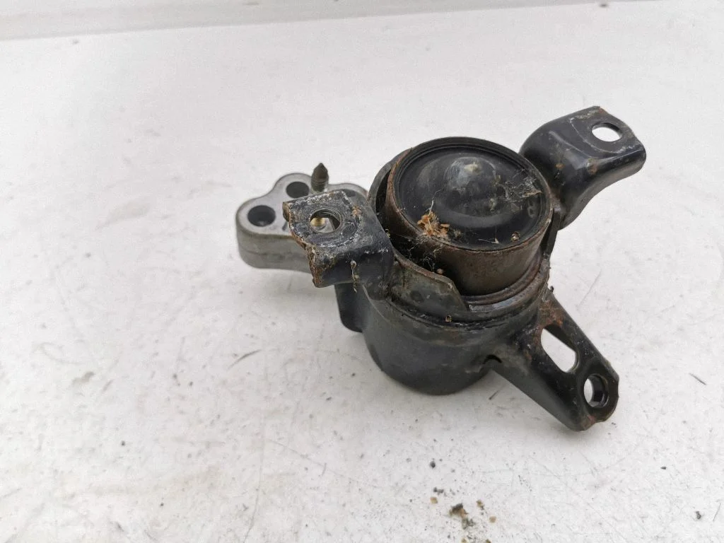 Engine mount bracket