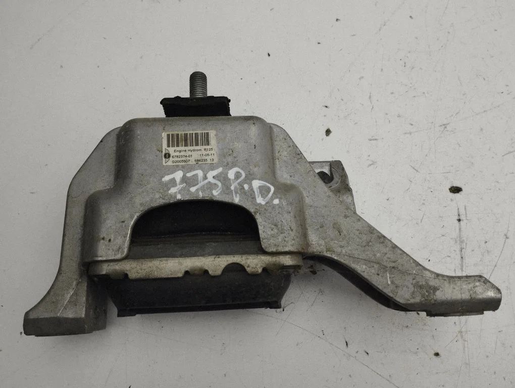 Engine mount bracket 6782374