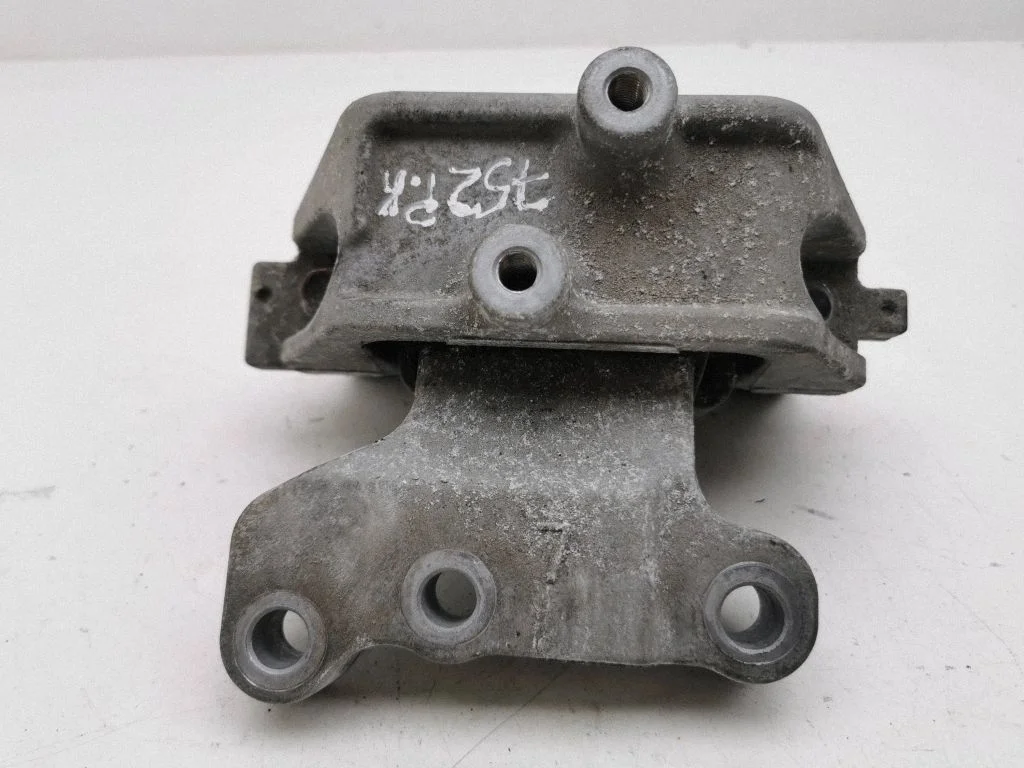 Engine mount bracket