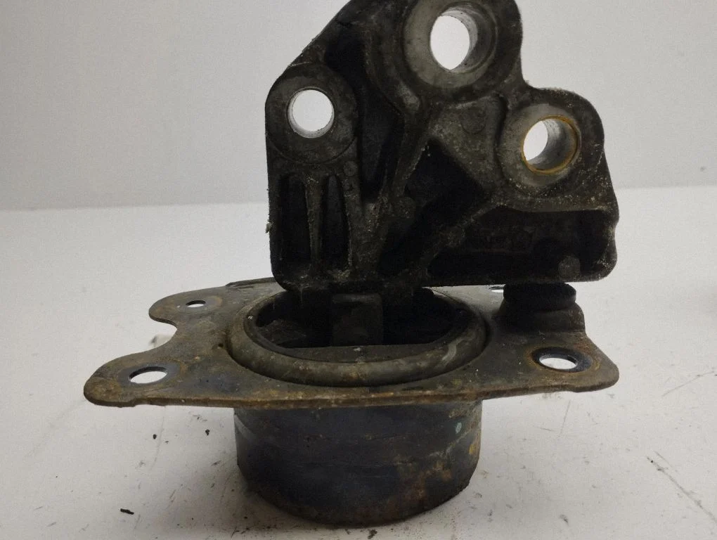 Engine mount bracket