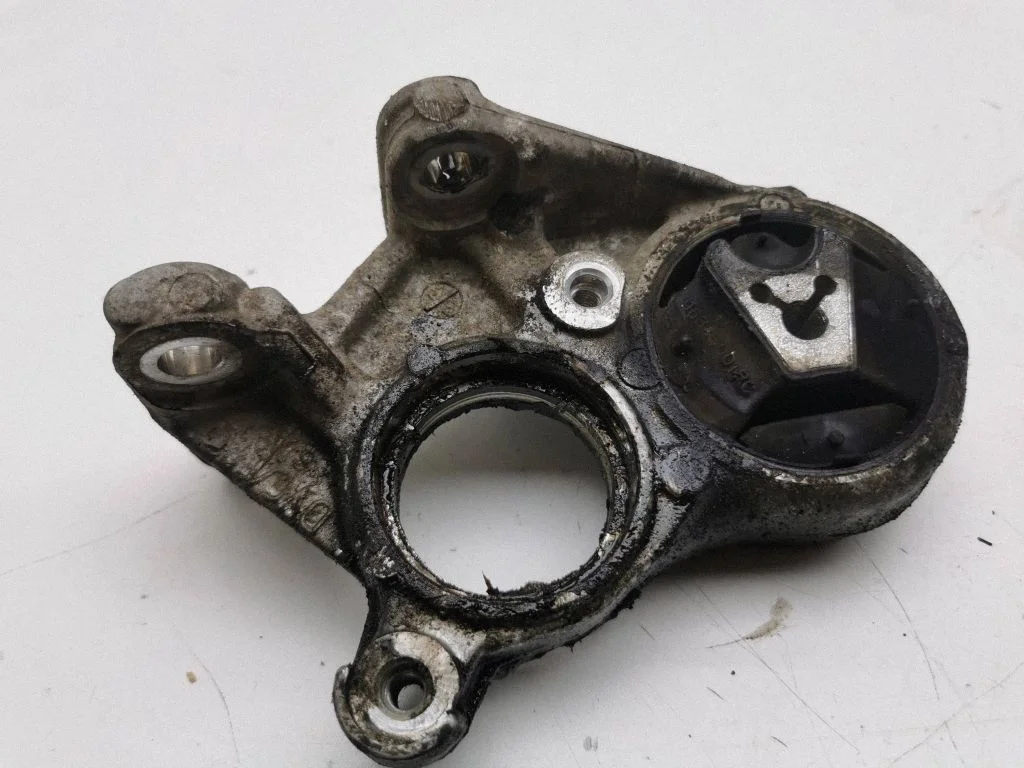 Engine mount bracket