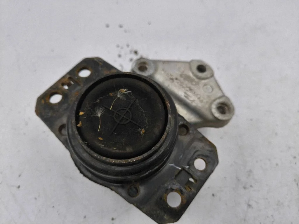Engine mount bracket 9682026780