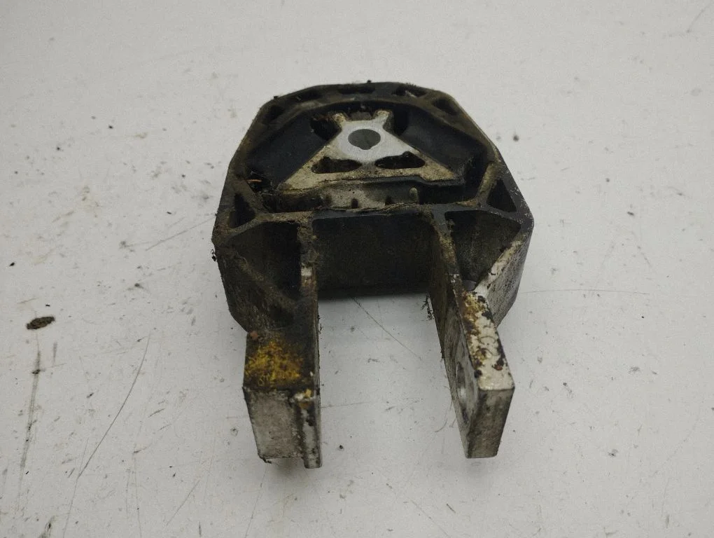 Engine mount bracket