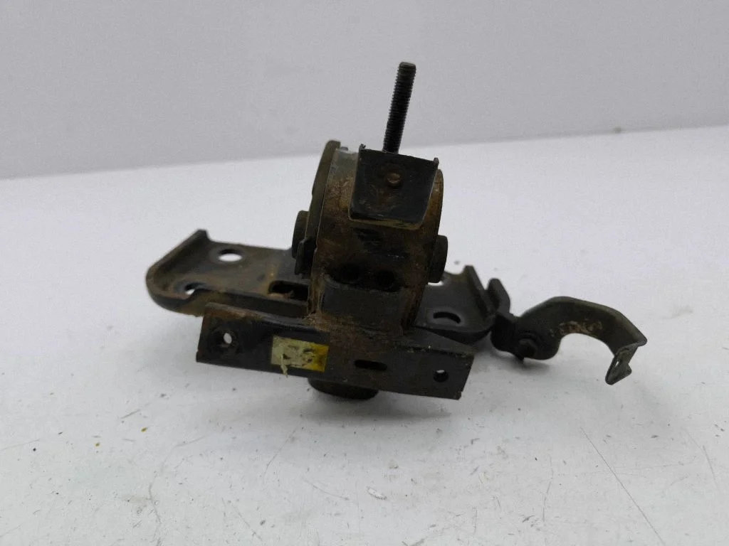 Engine mount bracket – left
