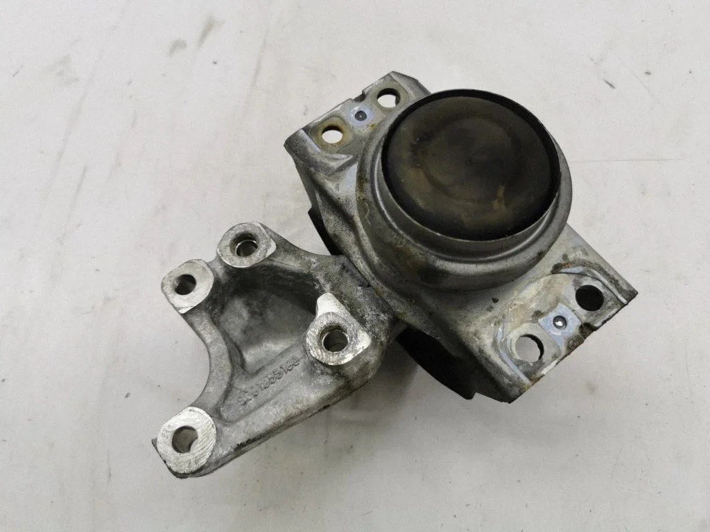 Engine mount bracket 9681855180