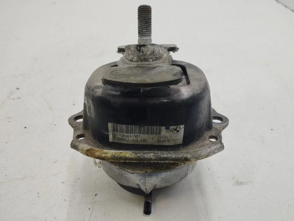 Engine mount bracket P679541701