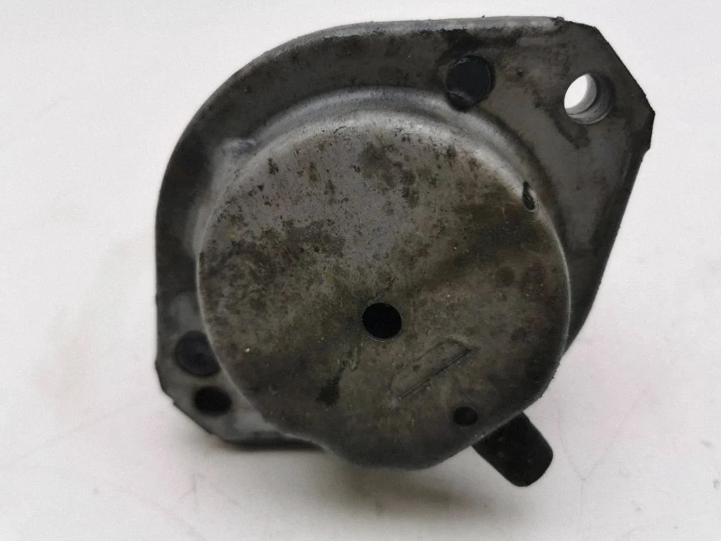 Engine mount bracket 6761091