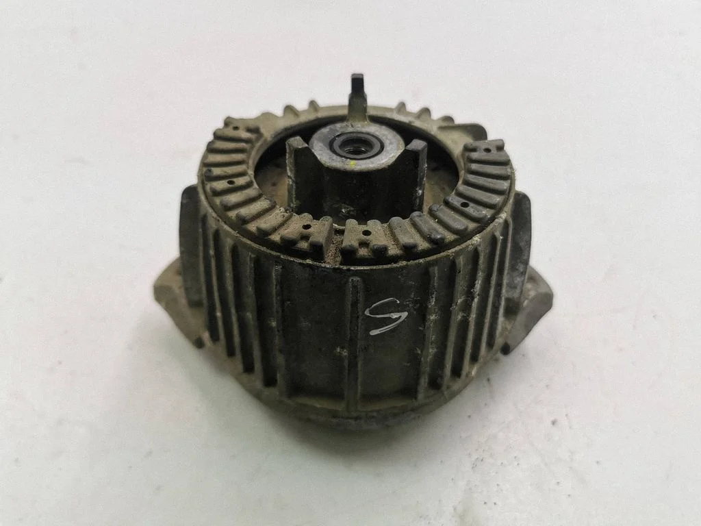 Engine mount bracket A2042400217