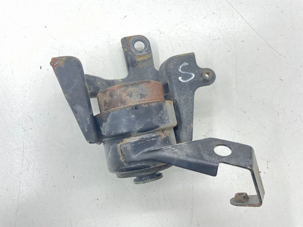 Engine mount bracket – front right