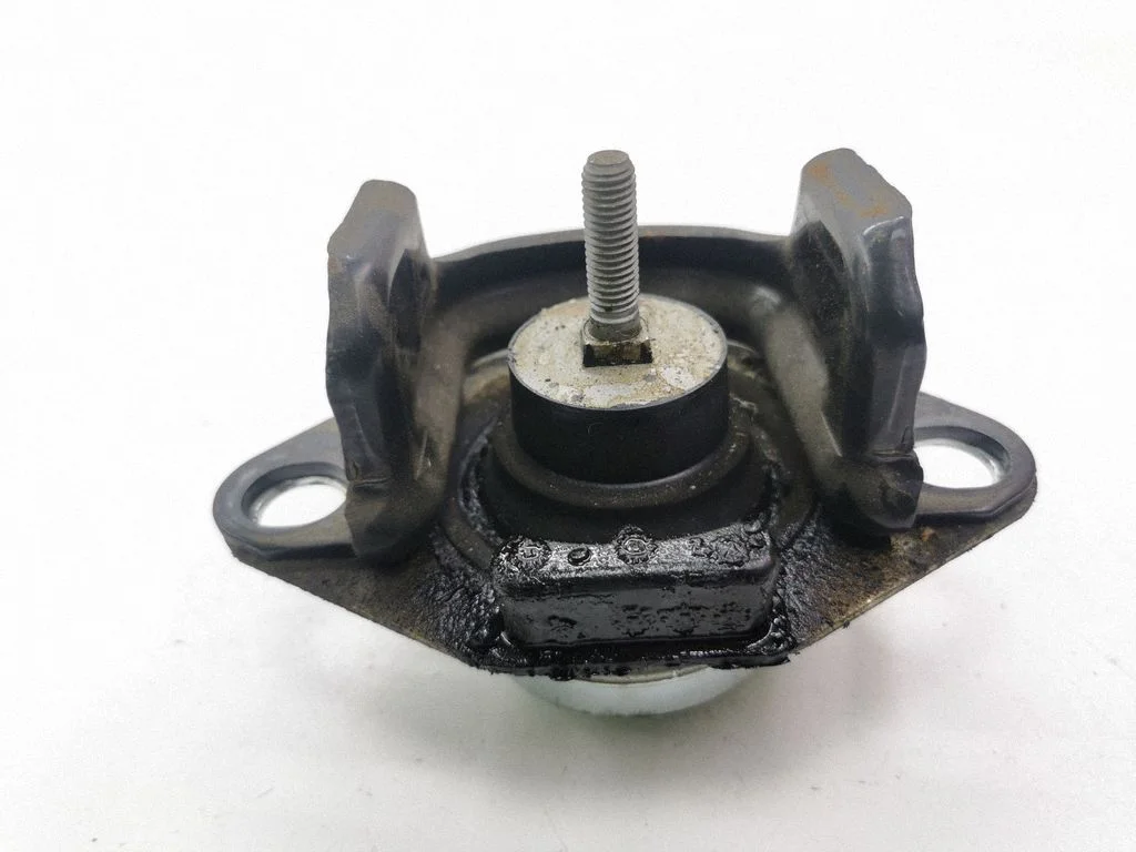 Engine mount bracket – front right