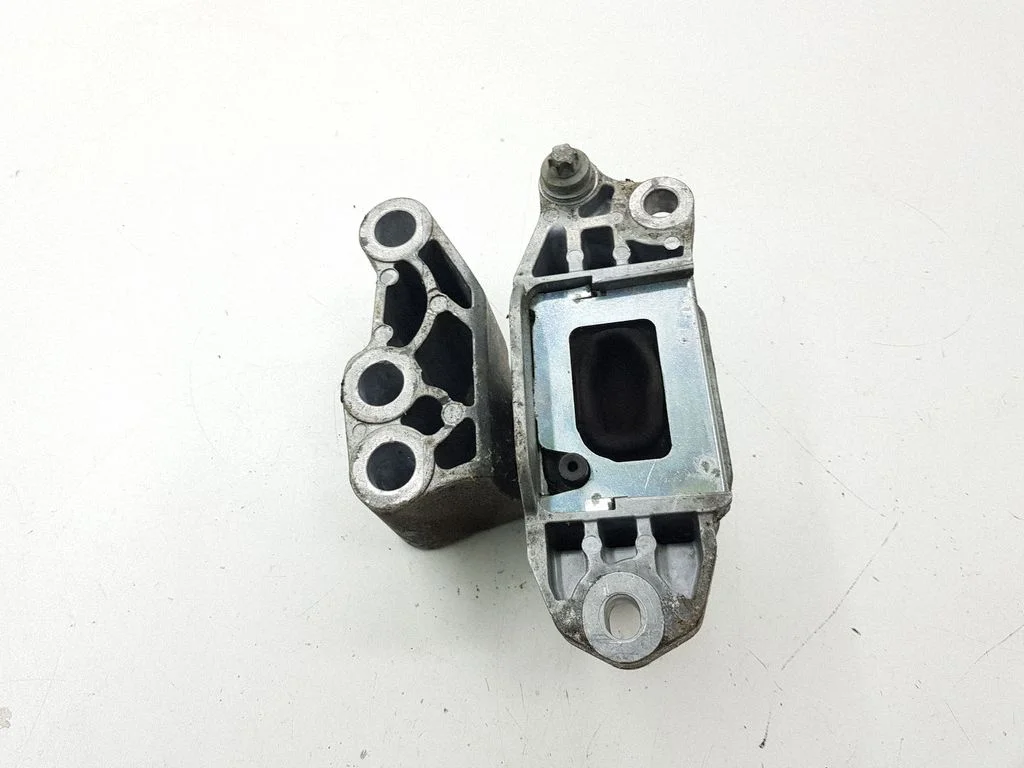 Engine mount bracket 00520233300