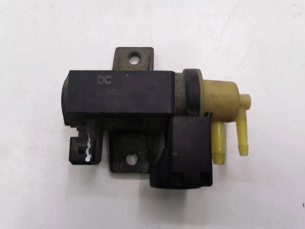 Vacuum valve 8200790180