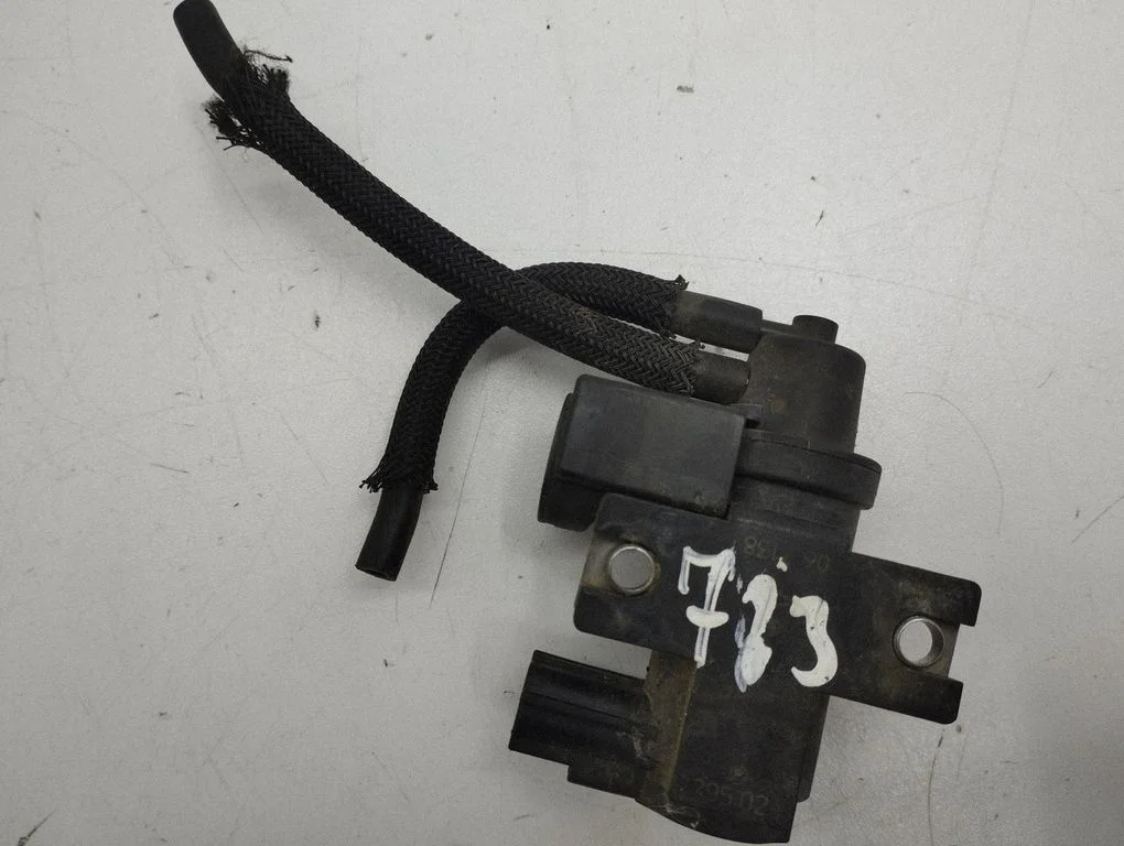 Vacuum valve 258190R011