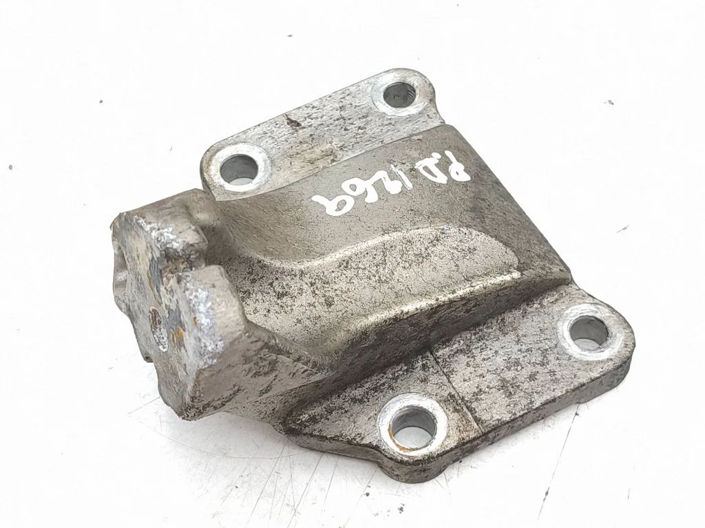 Engine mounting bracket – right