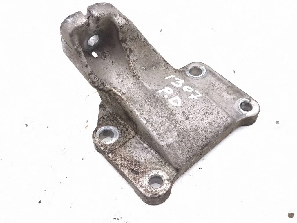 Engine mounting bracket – front right