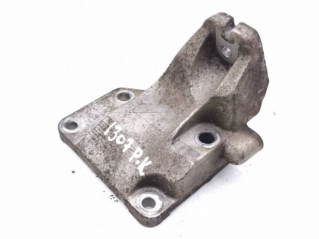Engine mounting bracket – front left