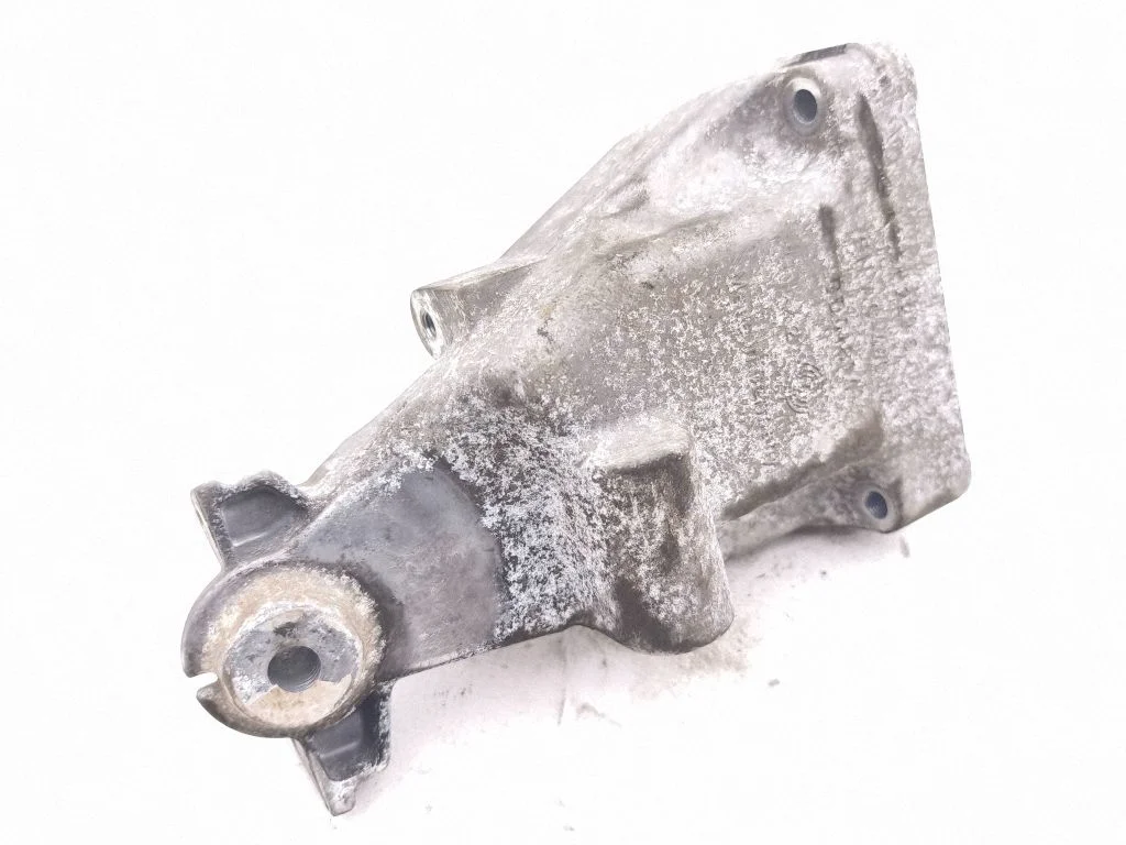 Mootori kinnituskronstein A6512235604