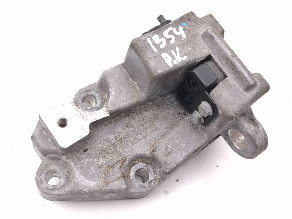 Engine mounting bracket – front left