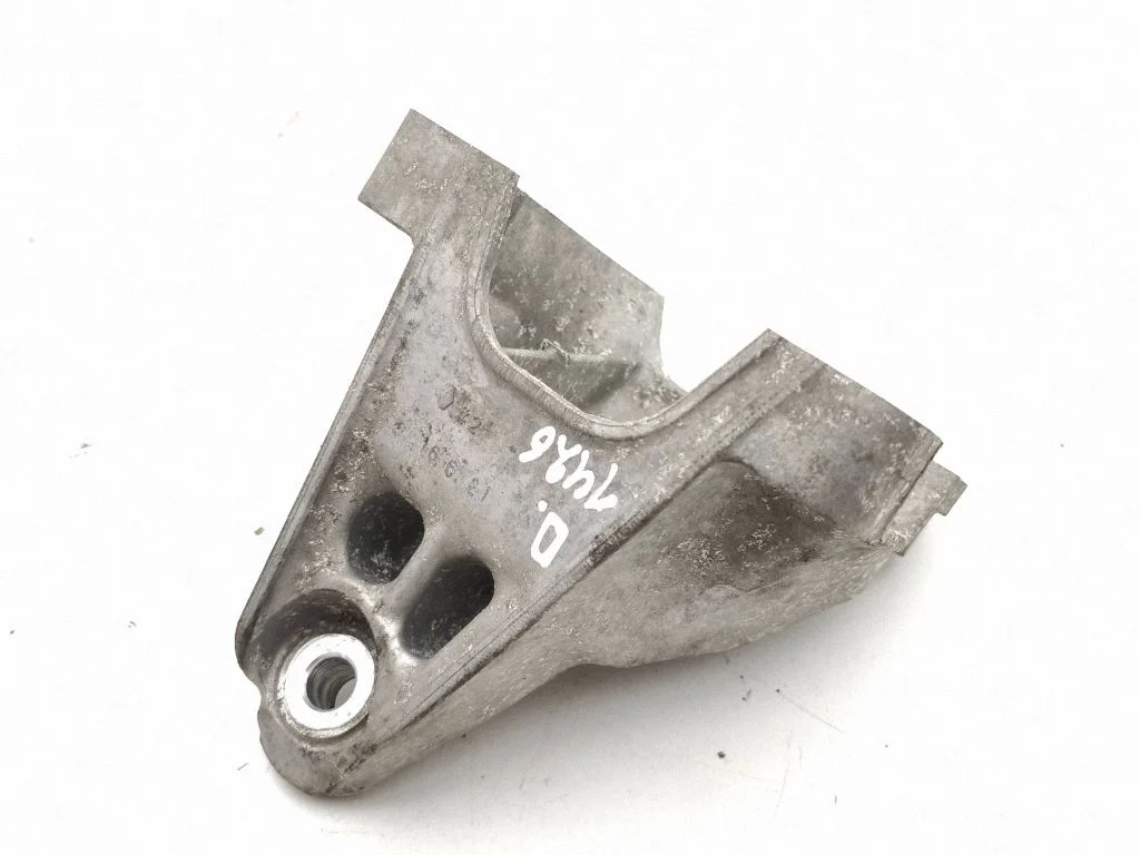 Engine mounting bracket – right