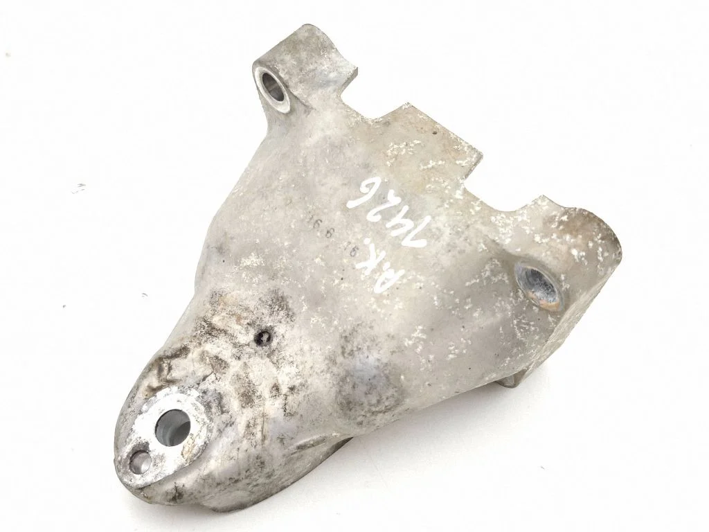 Engine mounting bracket – left