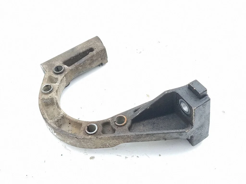 Engine mounting bracket