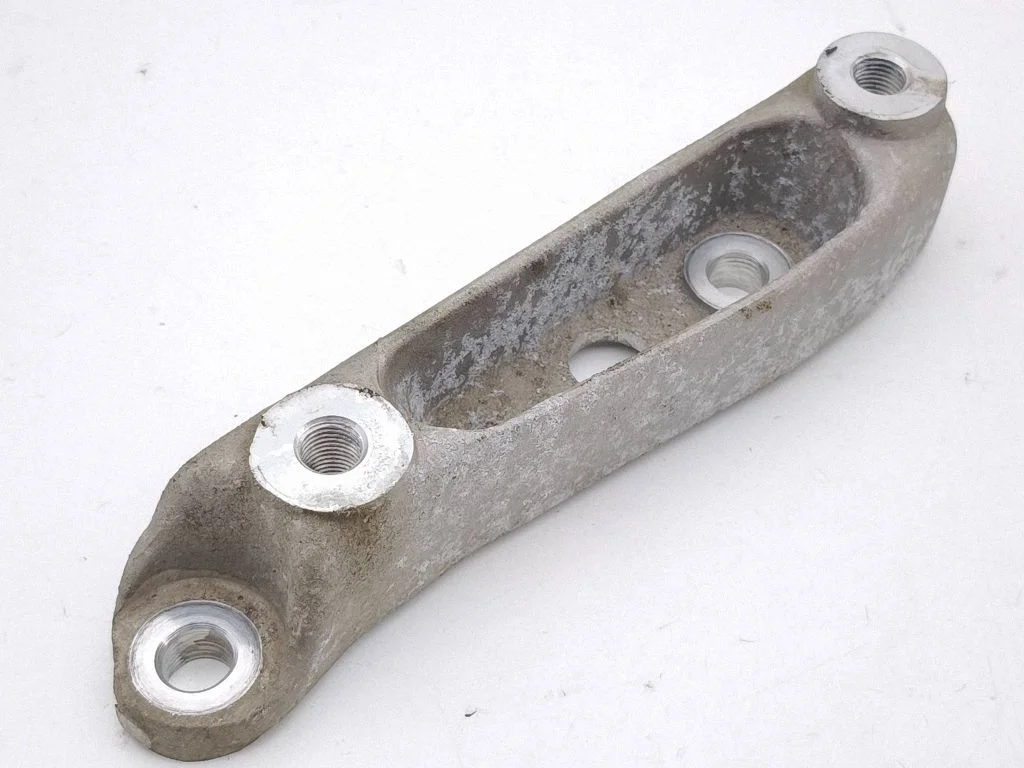 Engine mounting bracket