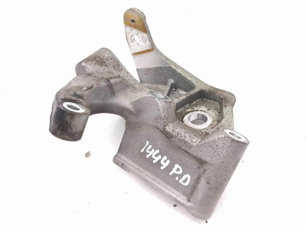 Engine mounting bracket 31430490