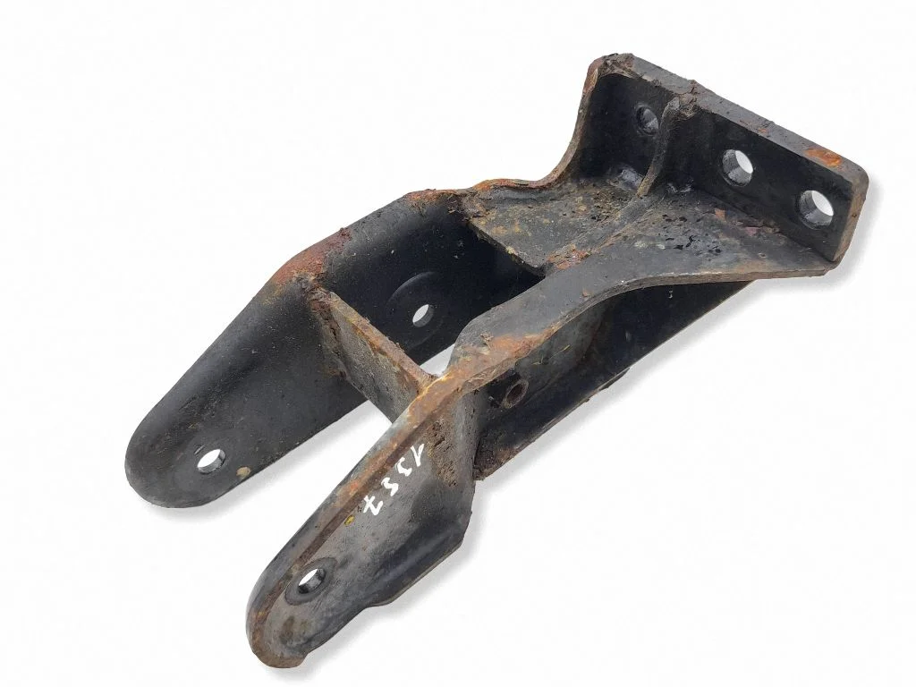 Engine mounting bracket
