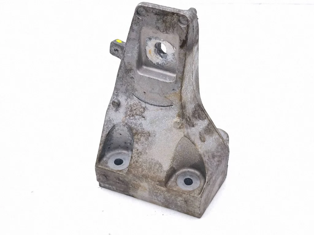 Engine mounting bracket M8E26037AA