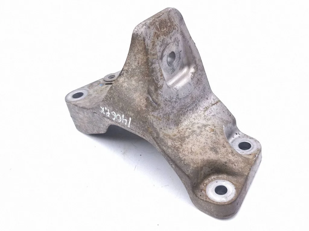 Engine mounting bracket M8E26061AA
