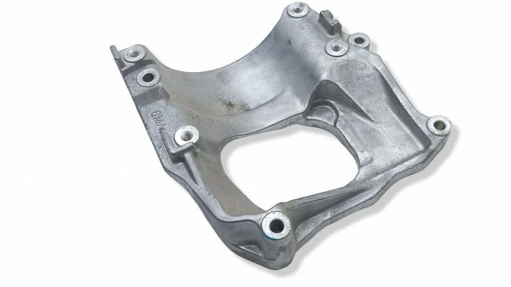 Engine mounting bracket