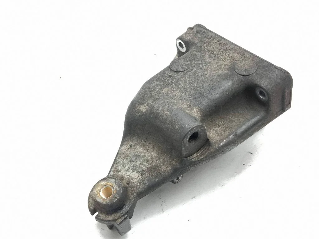 Mootori kinnituskronstein A6512231404