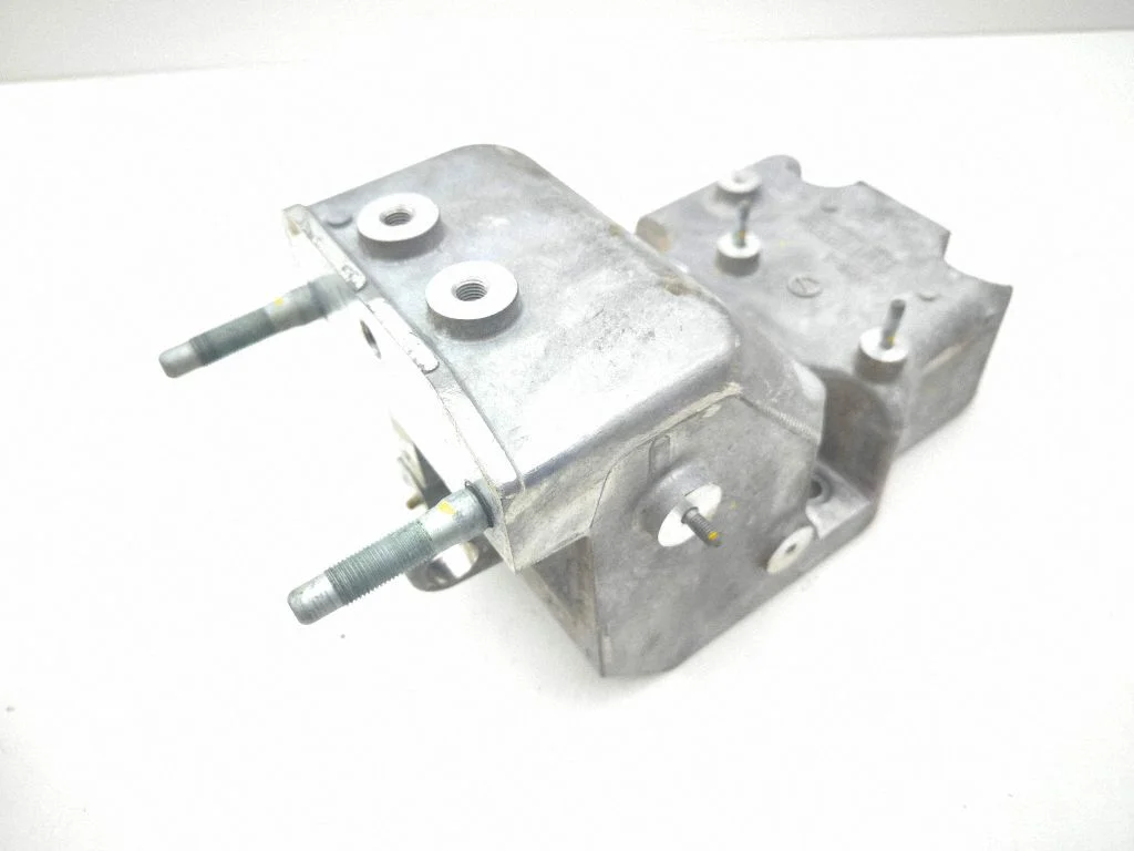 Engine mounting bracket