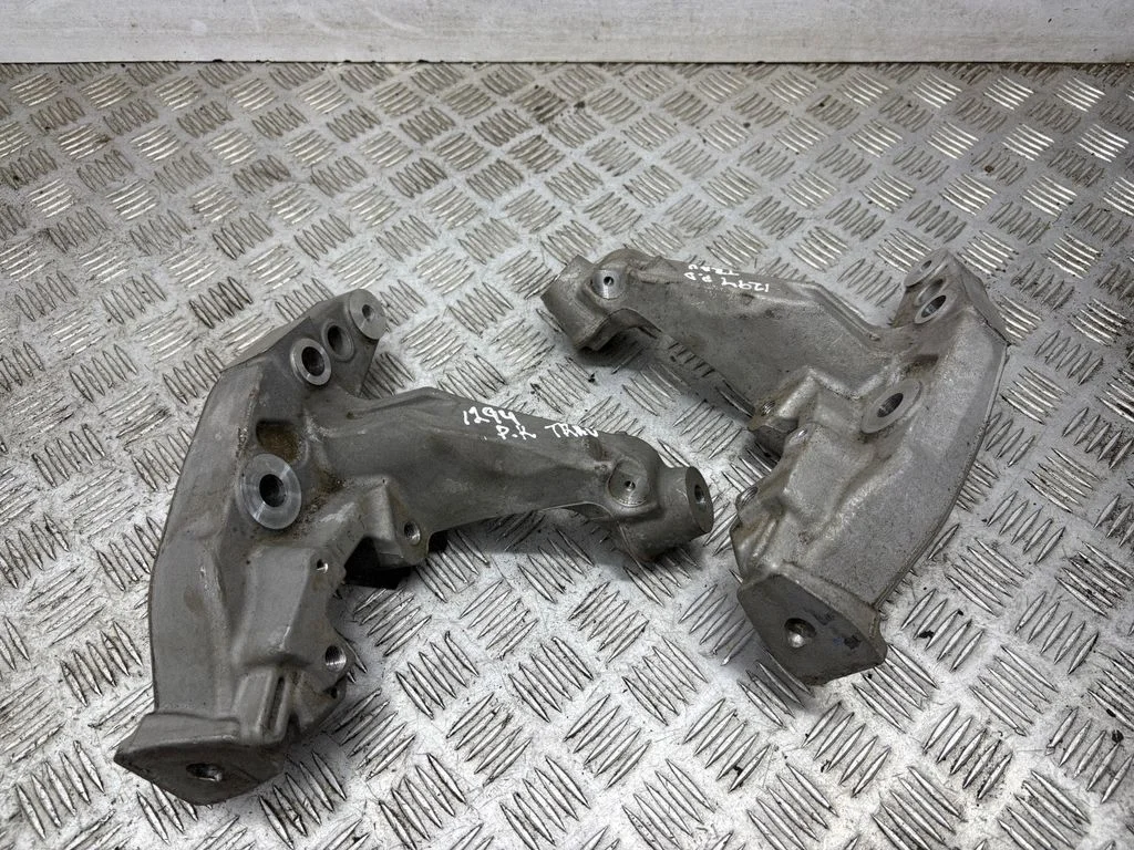 Engine mounting bracket