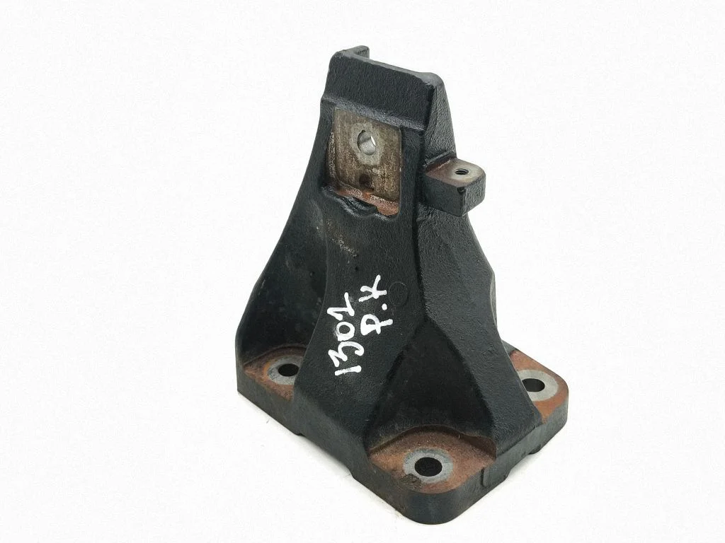 Mootori kinnituskronstein M8A26061AA