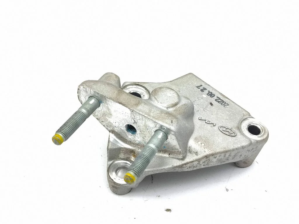 Engine mounting bracket – right
