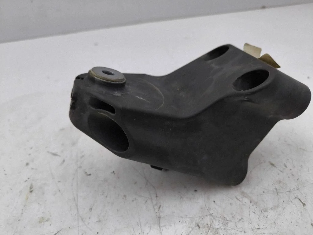 Engine mounting bracket – left